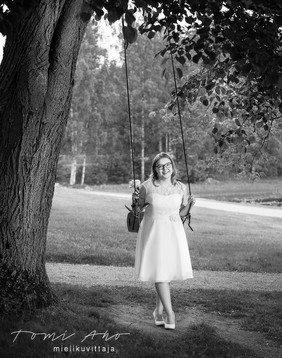 Tyttö keinussa, rippikuvaus ulkomiljöössä © Studio Tomi Aho