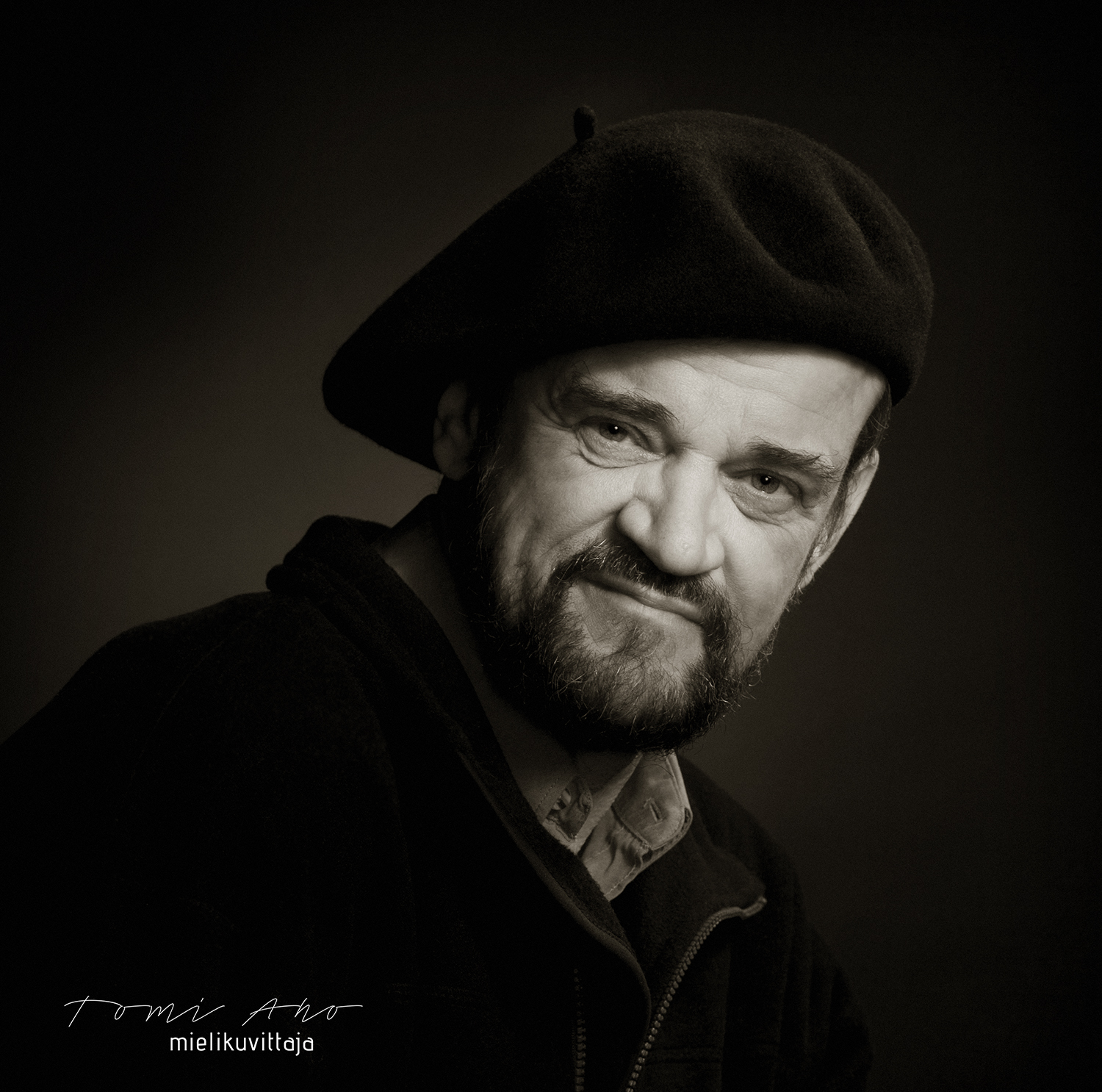 klassinen muotokuva parrakkaasta miehestä baskerissa Mielikuvittaja Tomi Aho