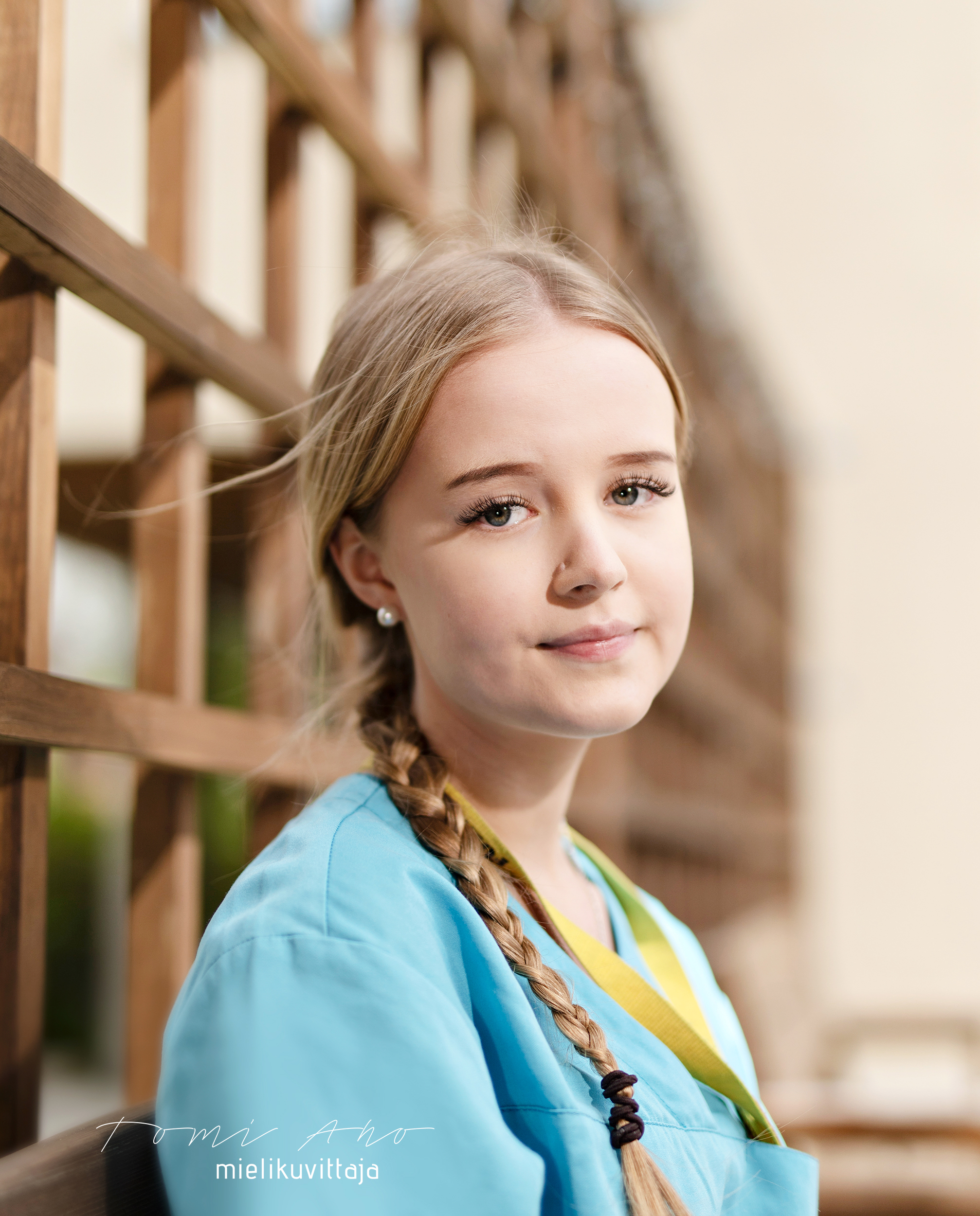 Nuori tyttö katsoo kohti, hiukset pöllyävät tuulessa Mielikuvittaja Tomi Aho