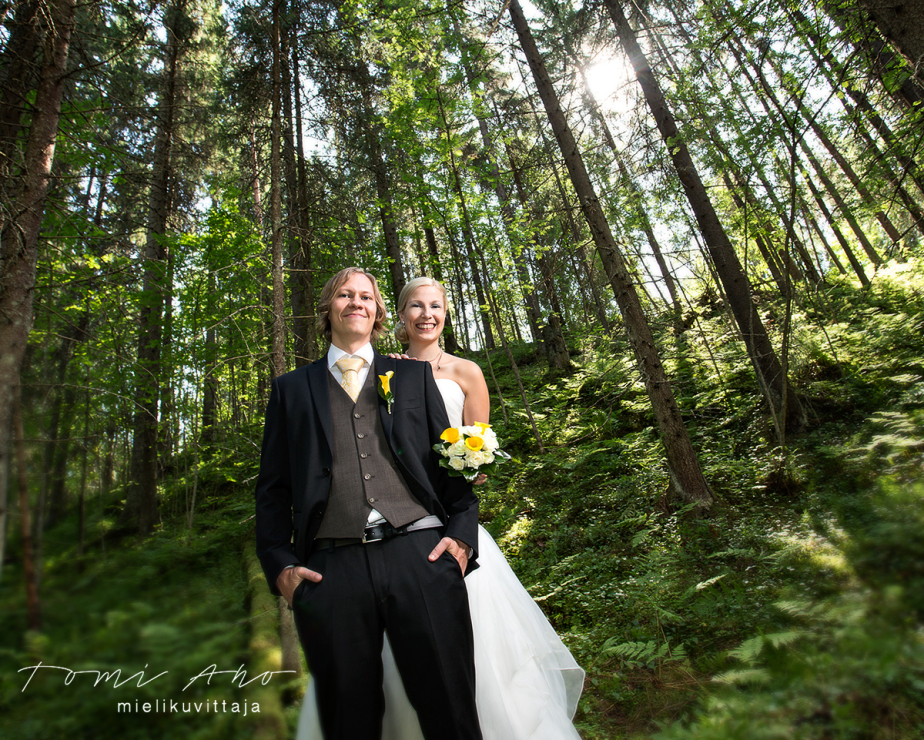 Juupajoen rotkossa häämuotokuvassa hääpari, joka hymyilee Mielikuvittaja Tomi Aholle.