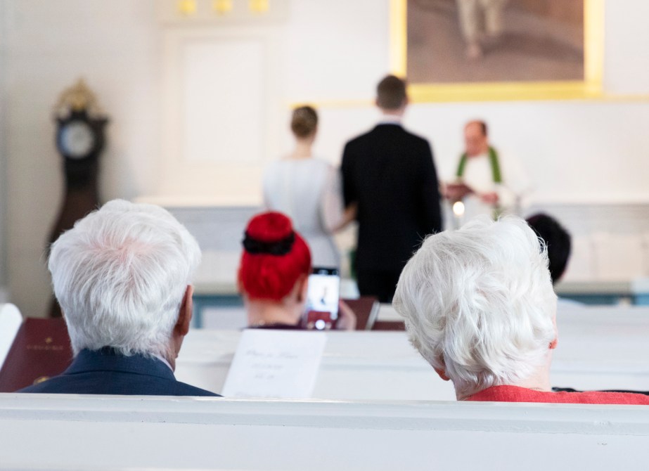 Tilaisuuskuvaus vihkitilaisuudessa Mielikuvittaja Tomi Aho