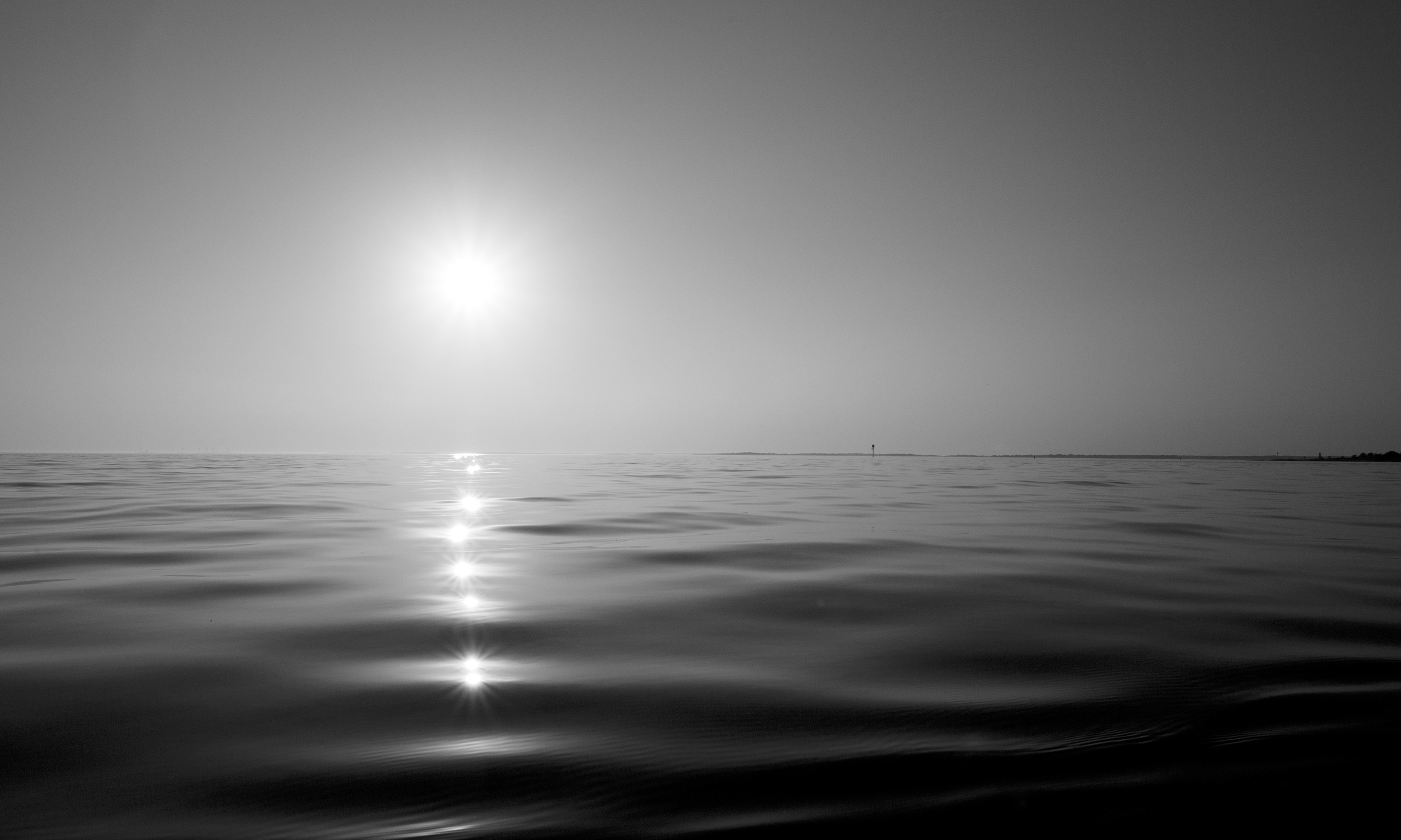 Meri kajakista kuvattuna keskellä päivää.