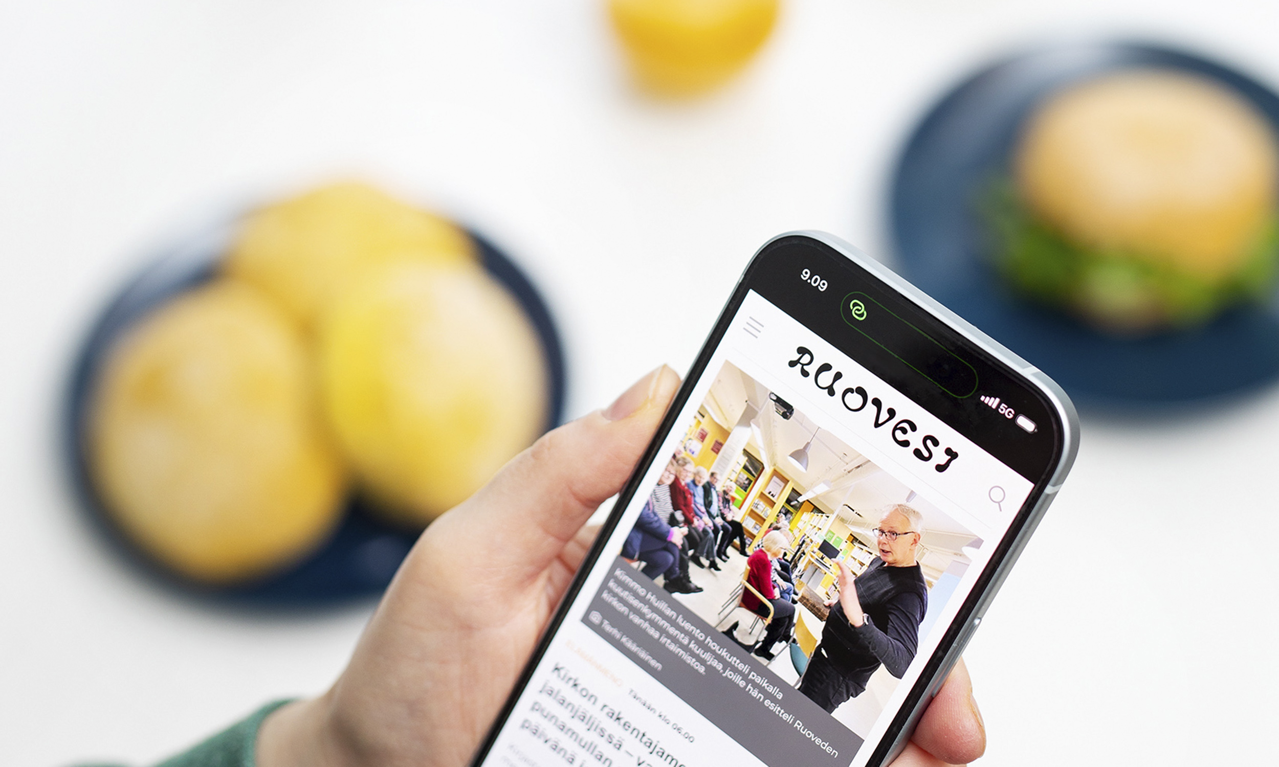 Ruovesi-Lehden kännykkäsovellus iPhonessa, Mielikuvittaja Tomi Ahon toteuttama markkinointikuva.