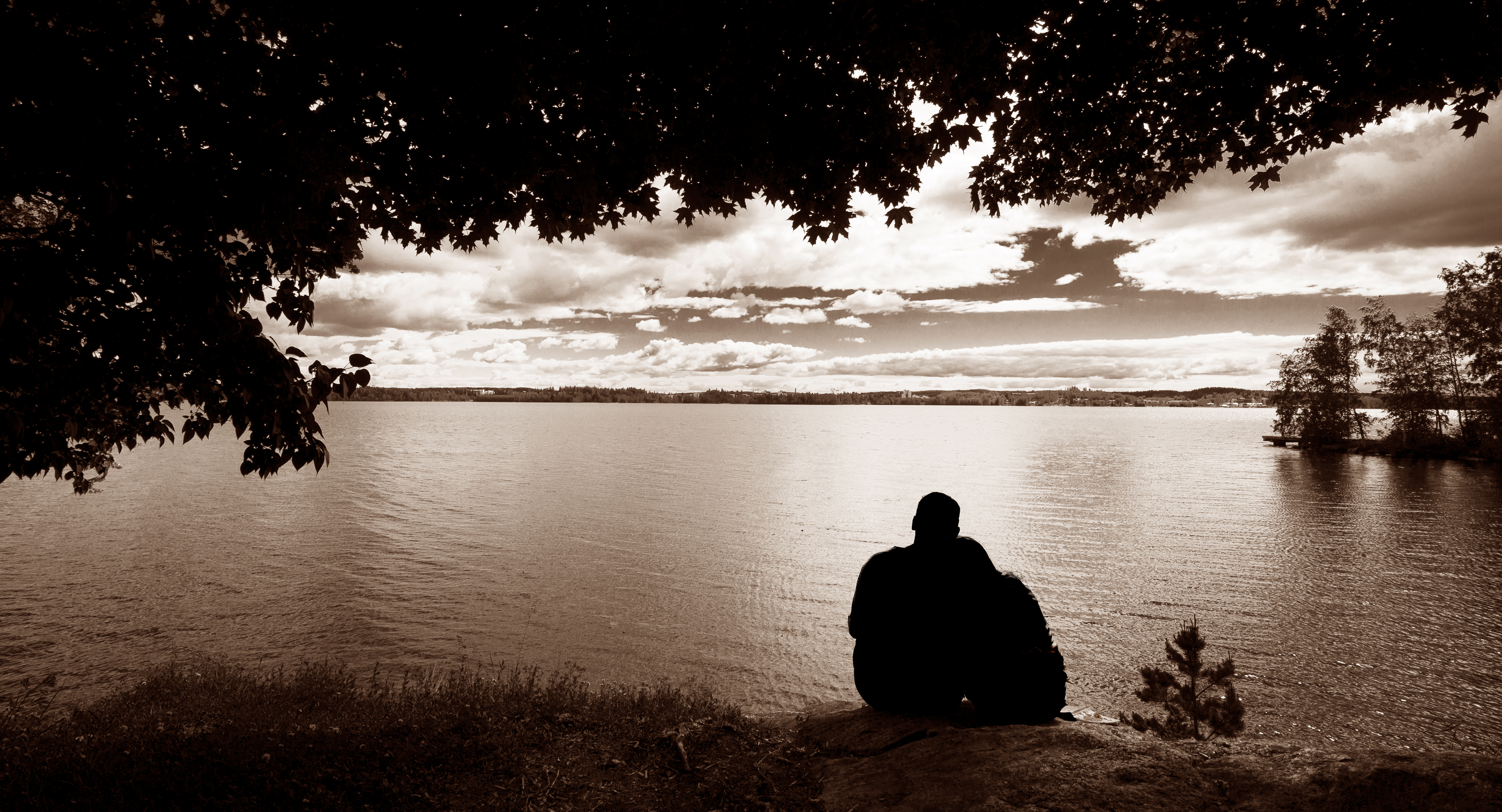 Rantamaisema ja pariskunnan siluetti Mielikuvittaja Tomi Aho