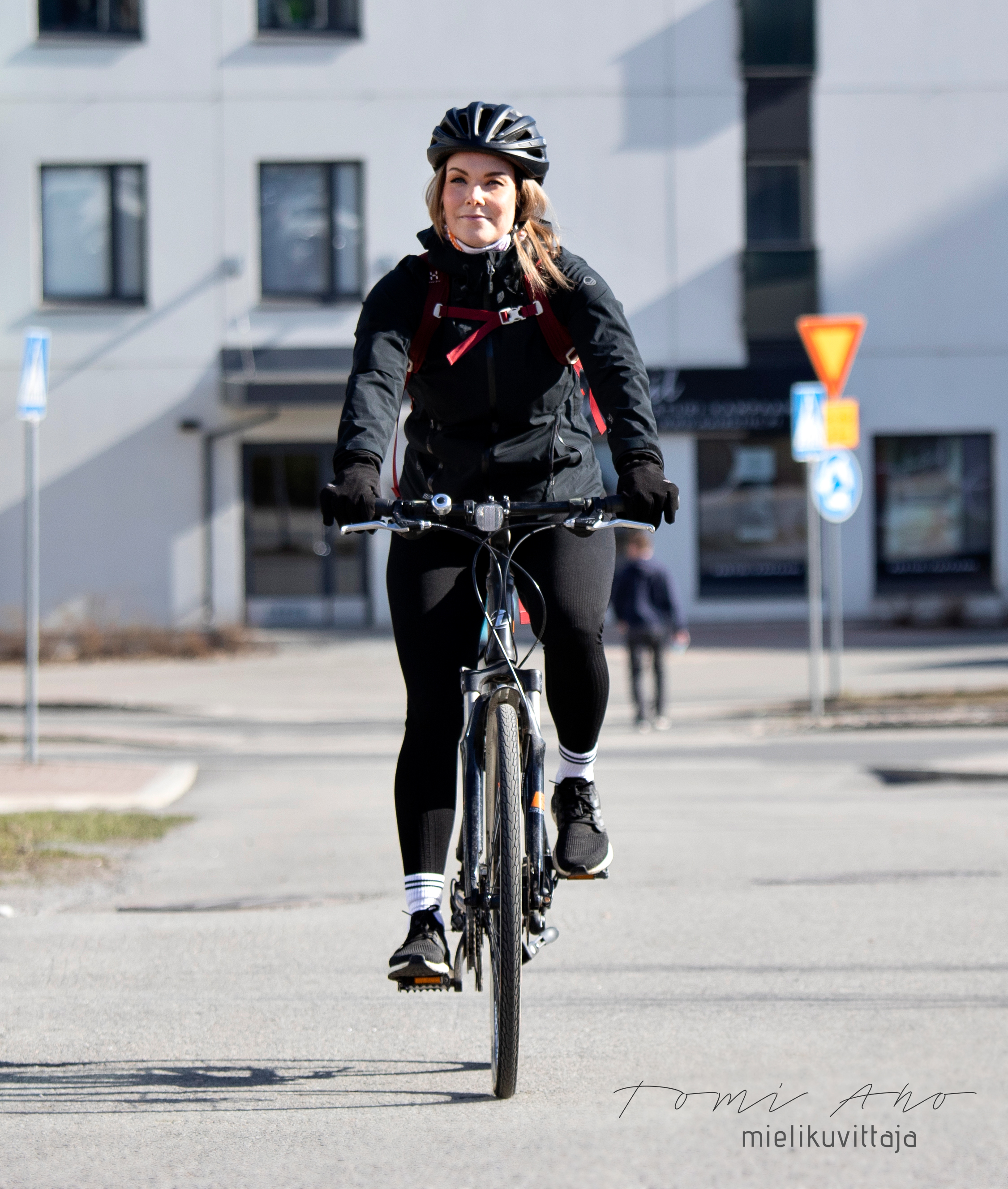 Tehyn työntekijä pyöräilee Tampereella Mielikuvittaja Tomi Aho